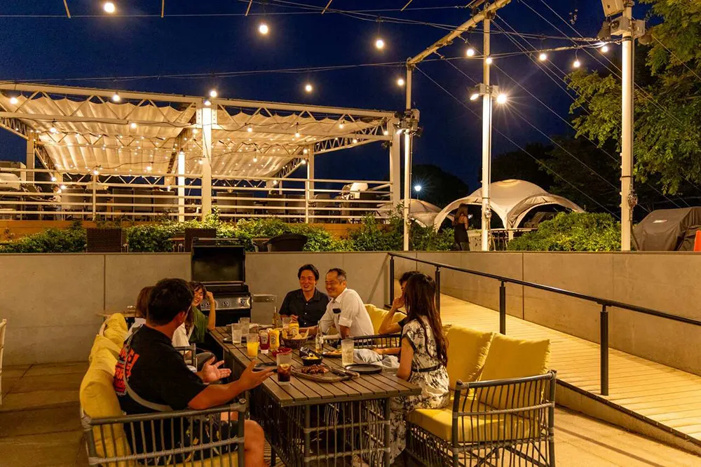 【夜のテラス席限定】ファミリーにもおすすめ！30分延長付きの「ソファーdeBBQプラン」